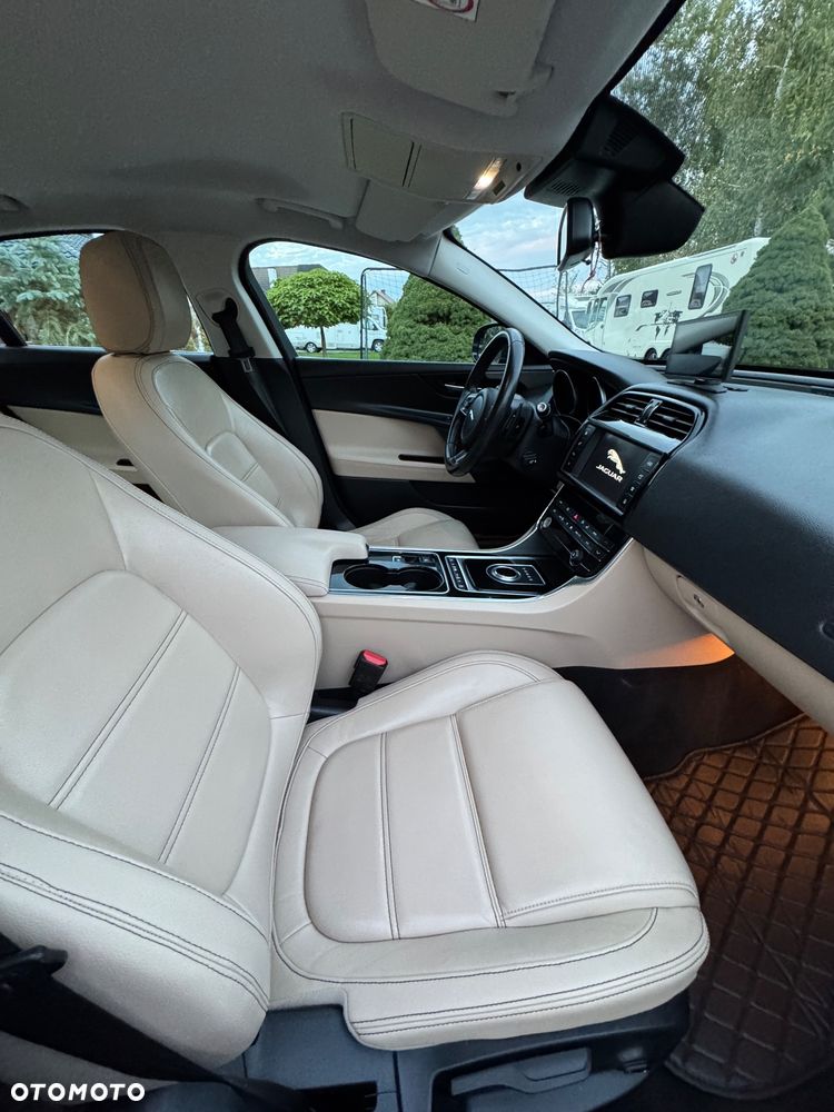 Jaguar XE - 17