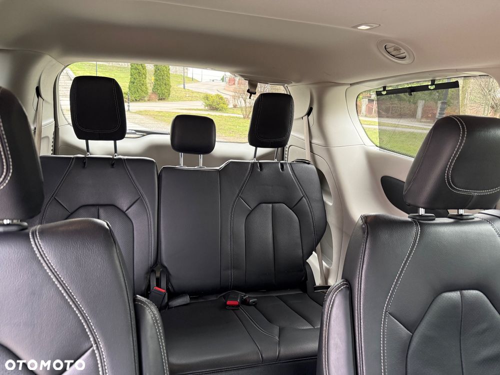 Chrysler Pacifica - 16