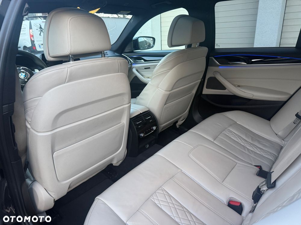 BMW Seria 5 M550i xDrive - 27