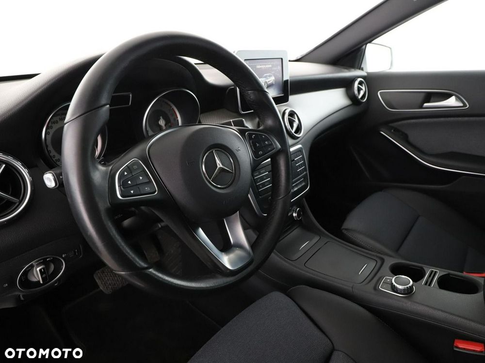 Mercedes-Benz GLA 200 7G-DCT - 15