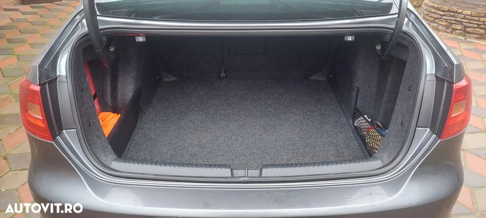 Volkswagen Jetta 2.0 TDI Sportline DSG - 12