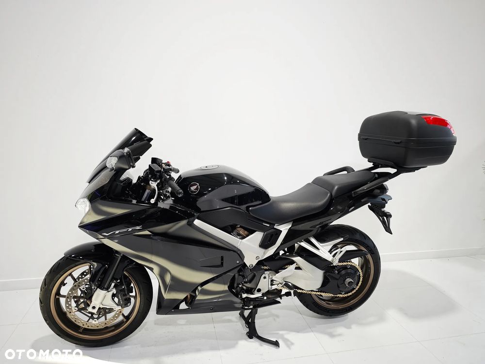 Honda VFR - 16