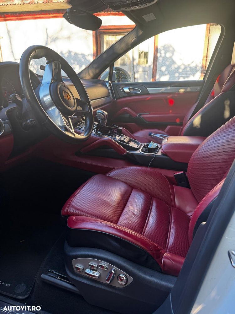 Porsche Cayenne 3.0 L - 8