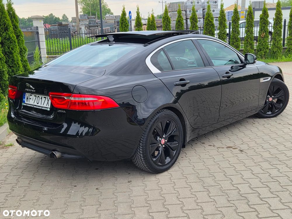 Jaguar XE 2.0 T Prestige - 4