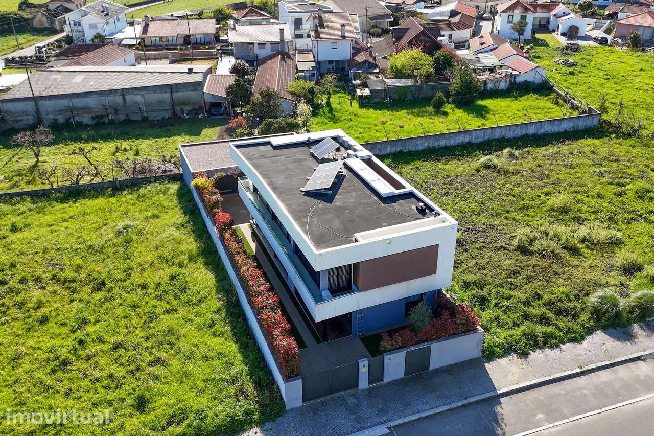 Excelente moradia moderna, local recatado com piscina - Grande imagem: 4/40