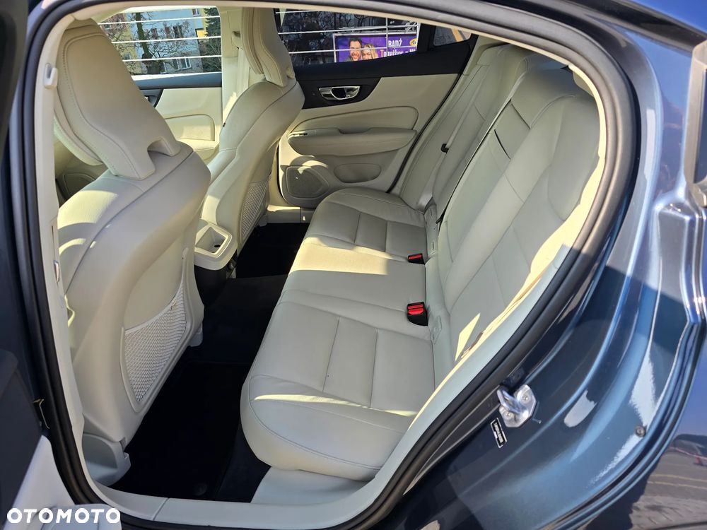 Volvo S60 T5 Momentum Pro - 17
