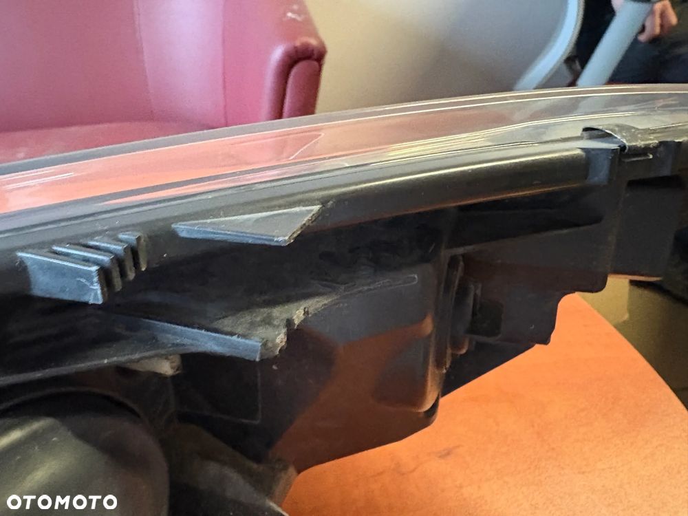 LAMPA PRZÓD PRAWA LIFT EU USZKODZONE MOCOWANIE 260103761R Renault Megane III - 13