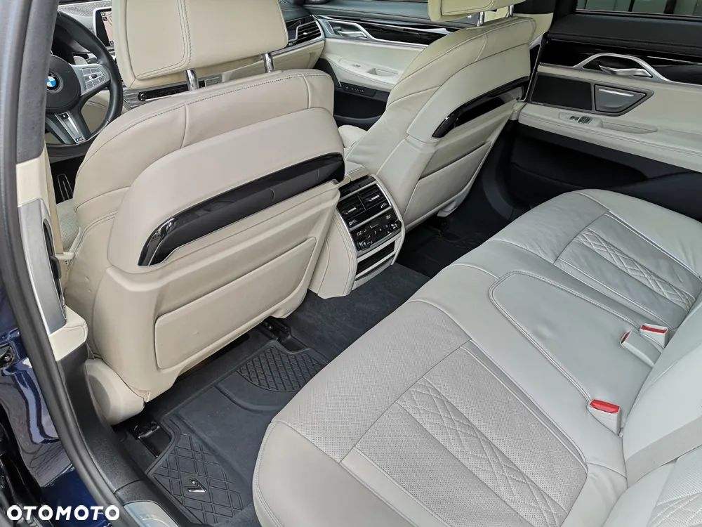 BMW Seria 7 750i xDrive sport - 34