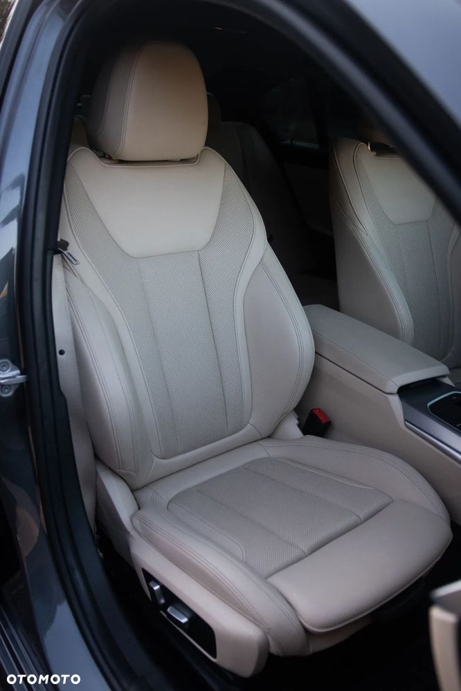 BMW Seria 3 330i xDrive Sport Line - 34