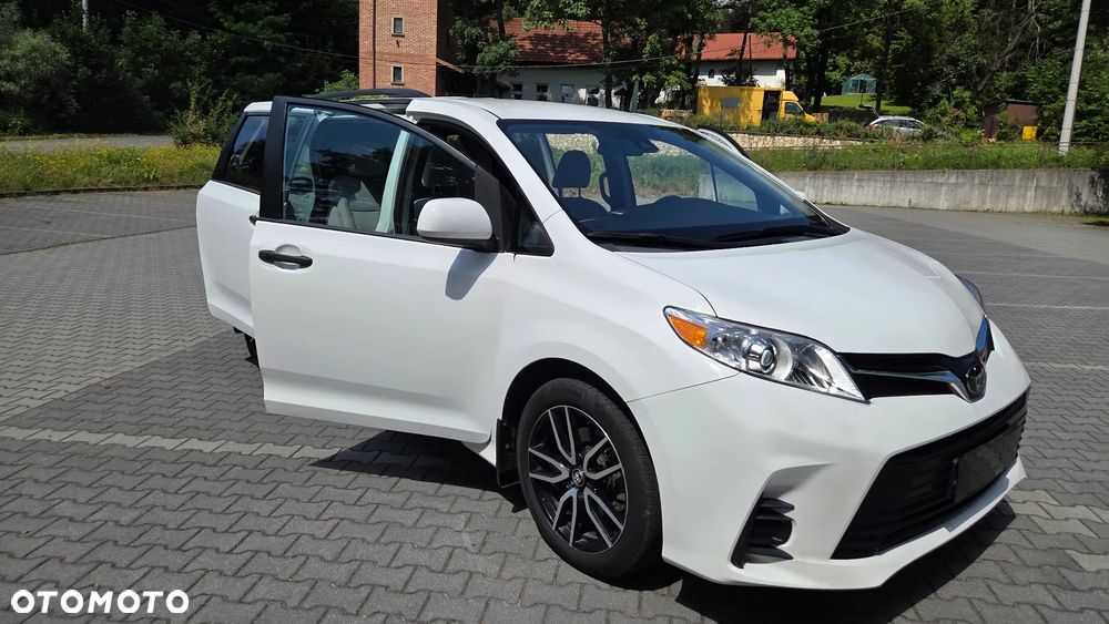 Toyota Sienna - 3