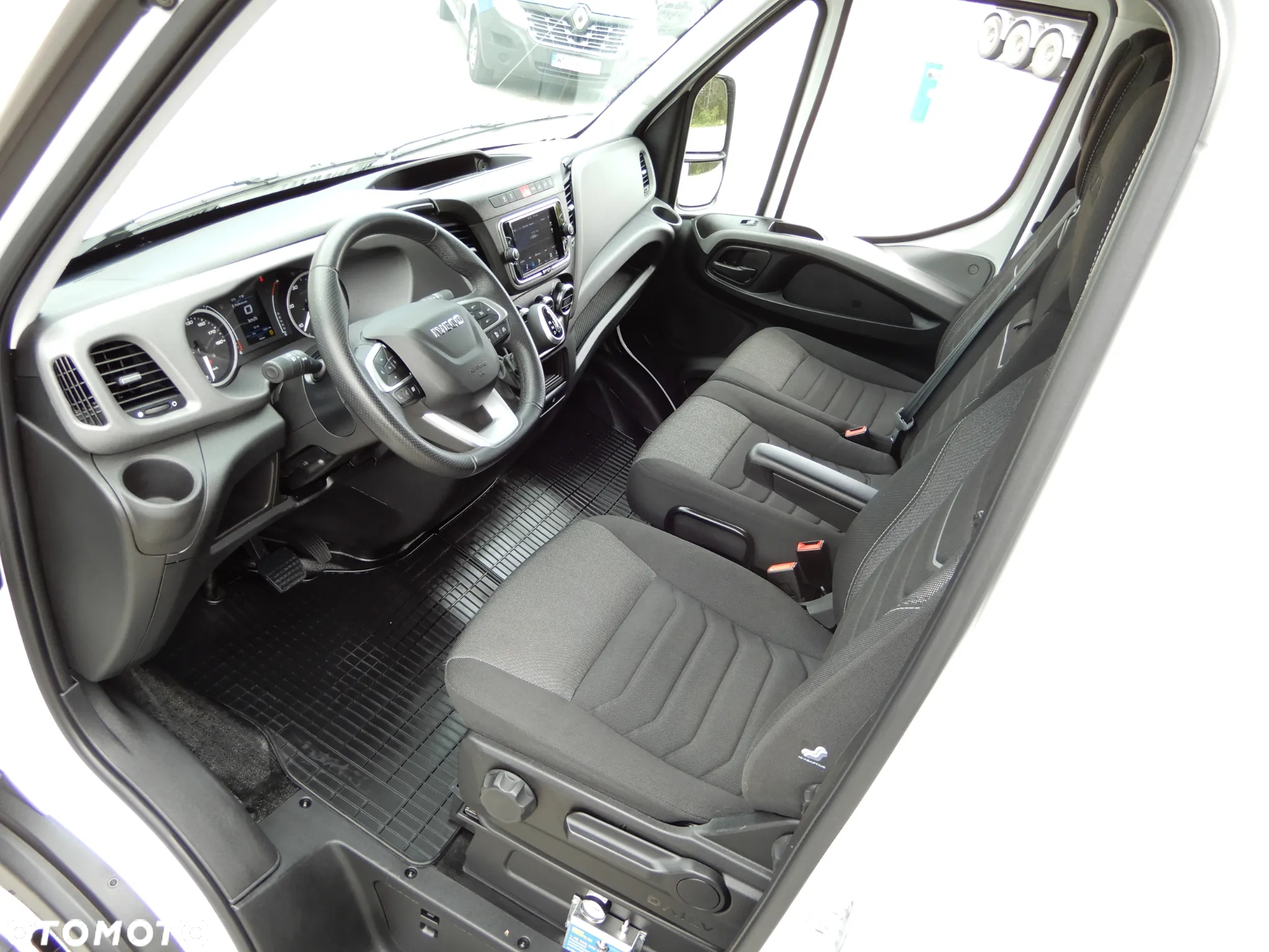 Iveco DAILY 50C18 Hi-Matic Kontener 10 E.Palet 4.91 Cm Boczne Drzwi + Winda Załadowcza DHOLLANDIA 1000 Kg Rozstaw Osi 4350 mm WZMACNIANY Tempomat Aktywny Full LED 16 Tys Km GWARANCJA FABRYCZNA Stan FABRYCZNIE NOWY DOSTĘPNY OKAZJA - 33
