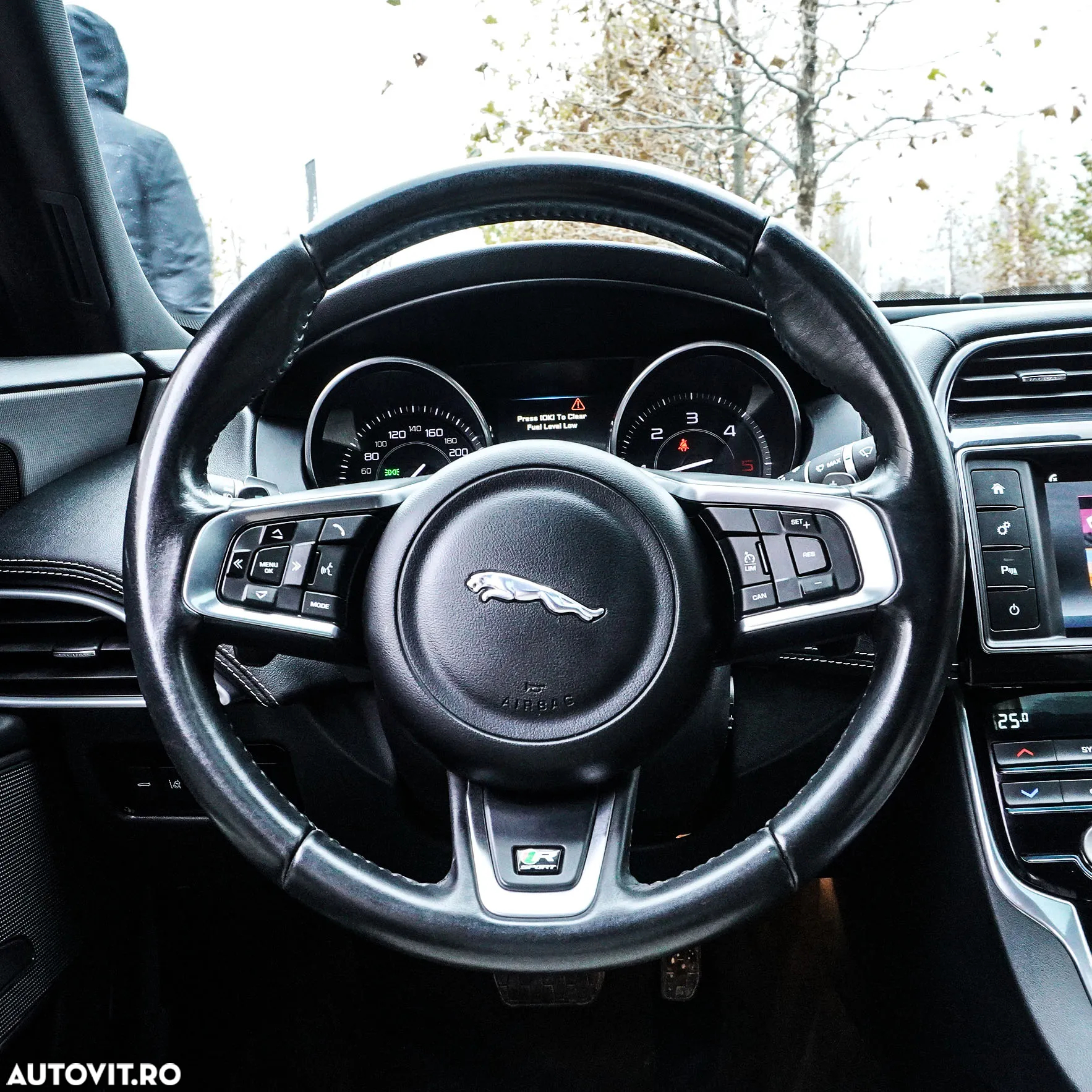 Jaguar XE 2.0 R-Sport - 18