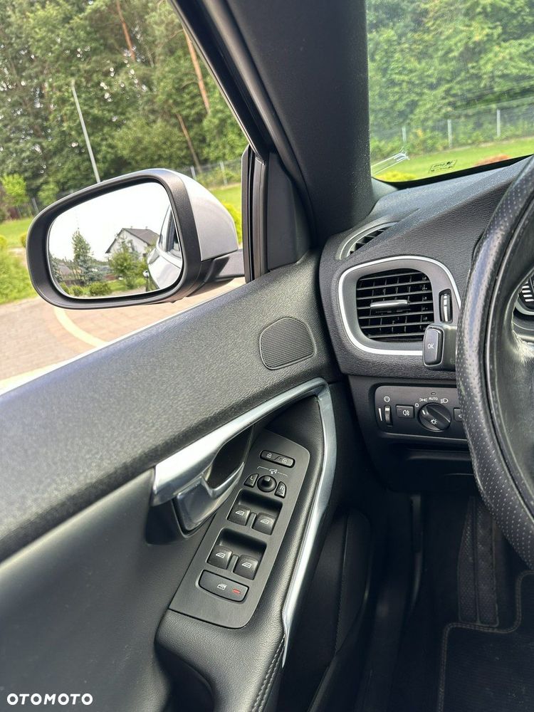 Volvo V40 - 25