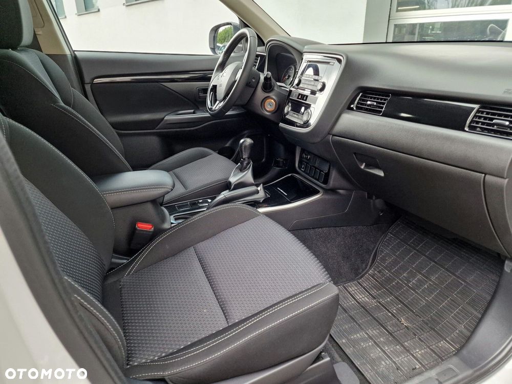 Mitsubishi Outlander 2.0 Invite + 2WD - 18