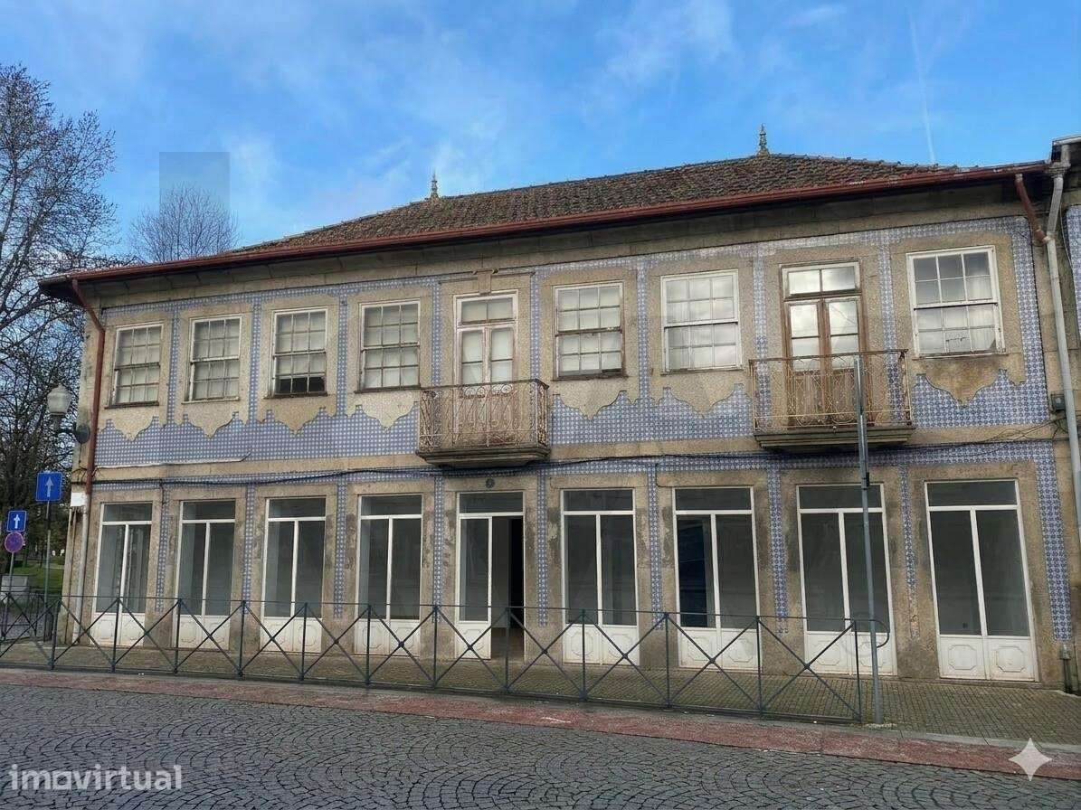 Prédio, de Gaveto, composto por Loja - 2 apartamentos - com 396,45 m2