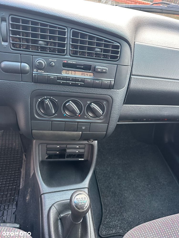 Volkswagen Vento 1.8 GL - 36