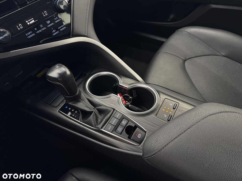 Toyota Camry 2.5 Hybrid Executive CVT - 29