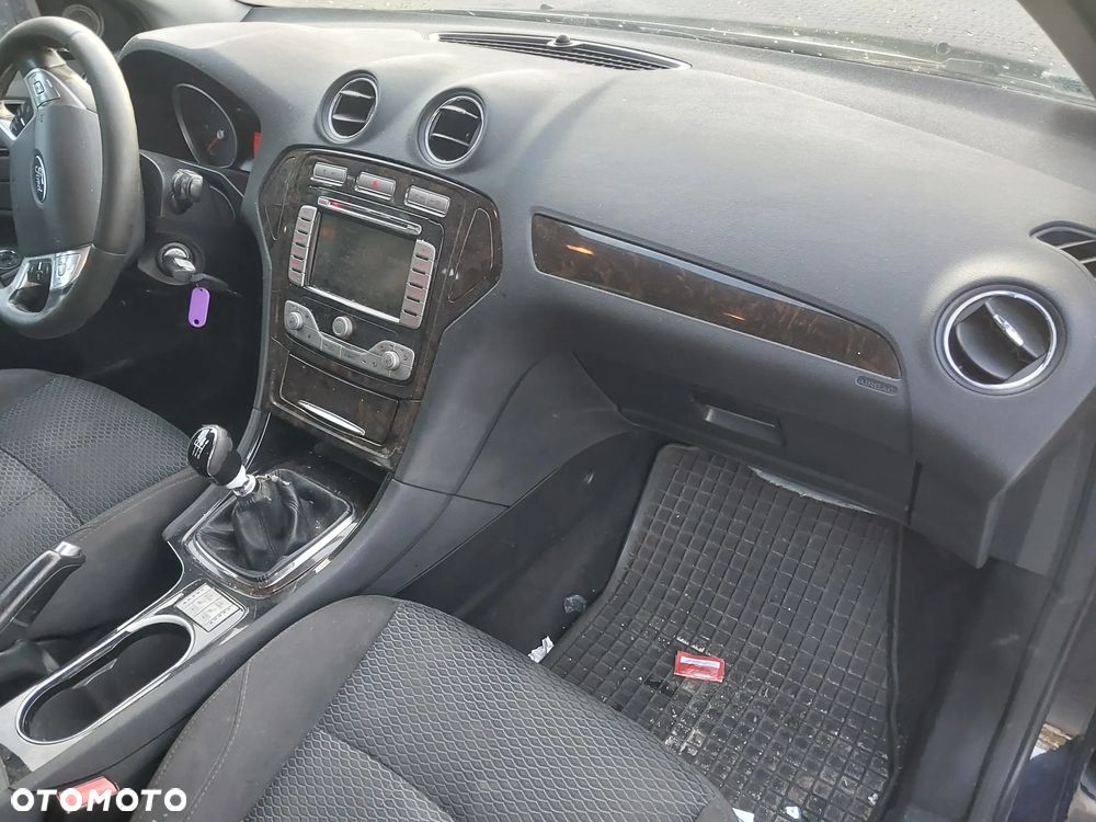Deska rozdzielcza Ford Mondeo Mk4 IV 4  kokpit pulpit tunel środkowy podłokietnik schowek kratki nawiewu ramka dekory dekor drewno ramka lewarka - 3