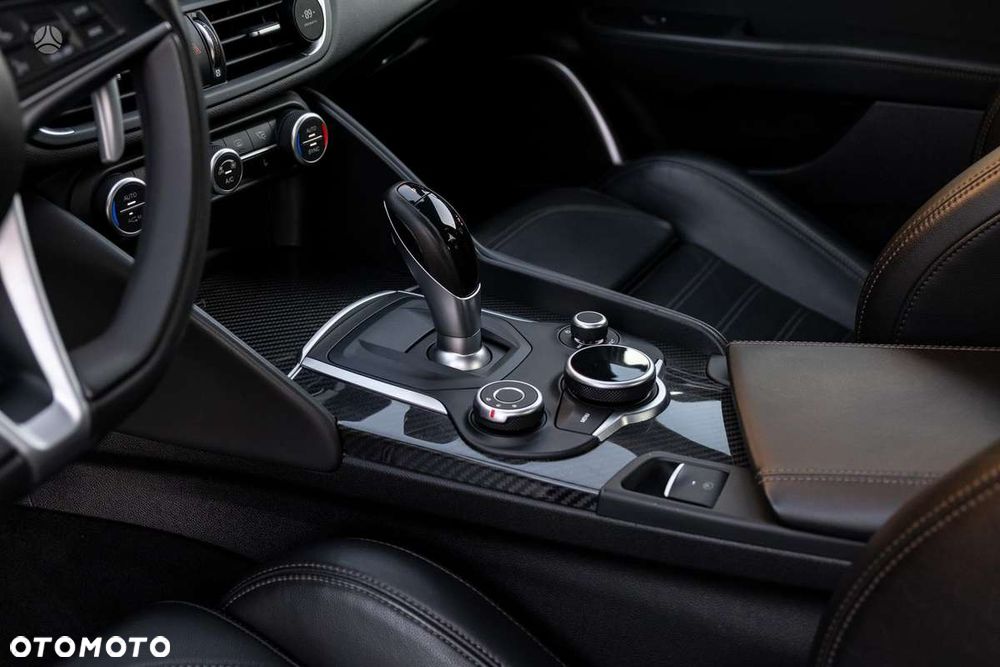 Alfa Romeo Giulia 2.0 Turbo 16V AT8 Veloce - 12