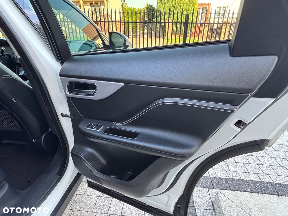 Jaguar F-Pace 2.0 i4D AWD R-Sport - 25