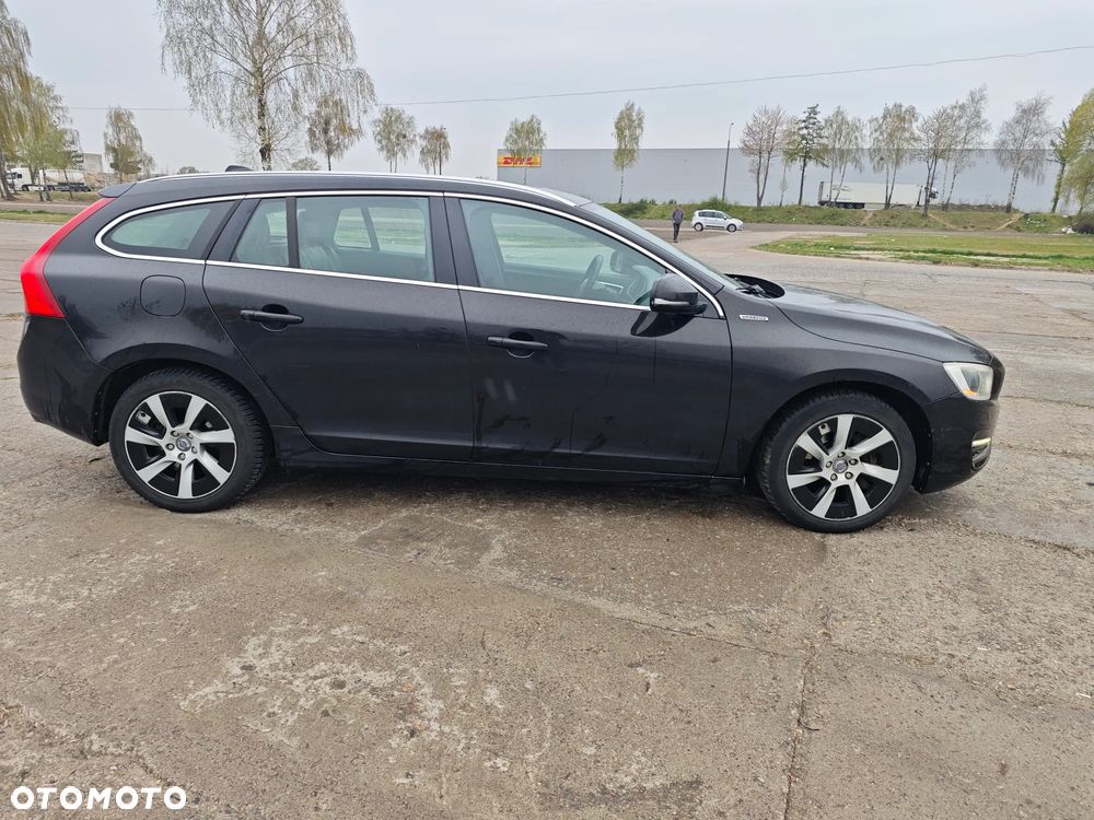 Volvo V60 D6 AWD Plug-in Hybrid R-Design Summum - 8
