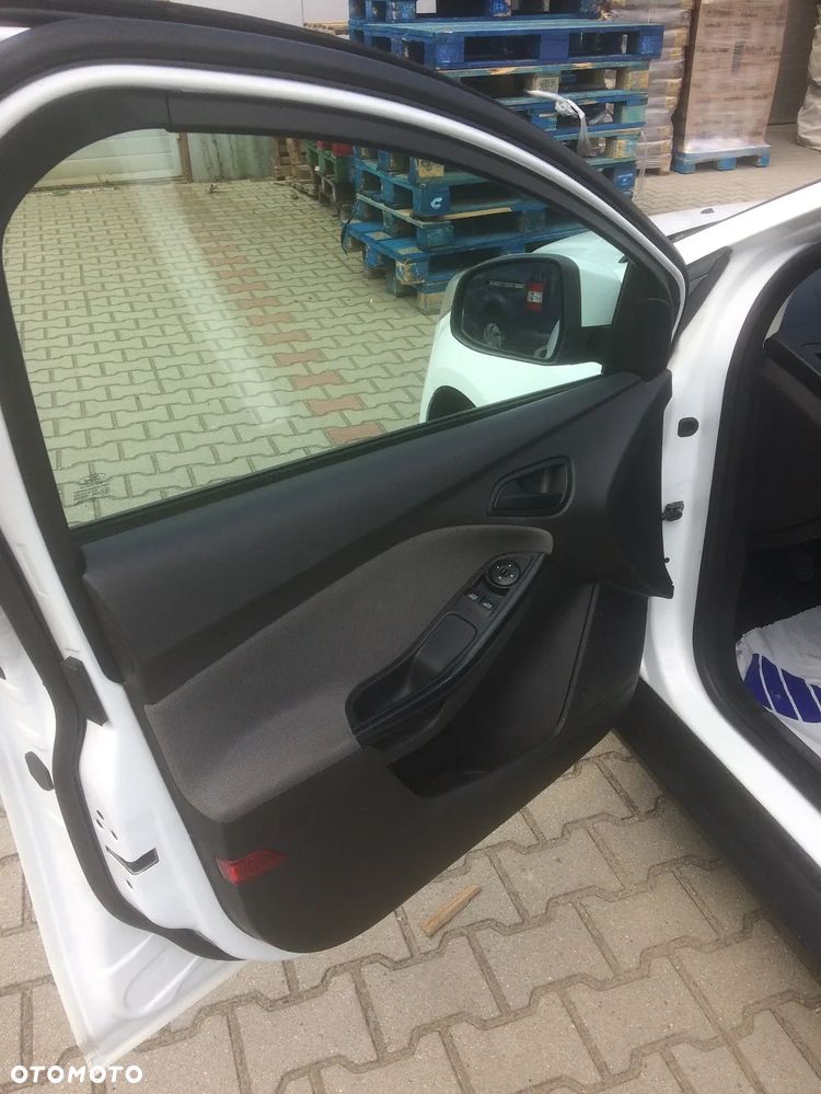 Ford Focus 1.6 TDCi Ambiente Start - 9