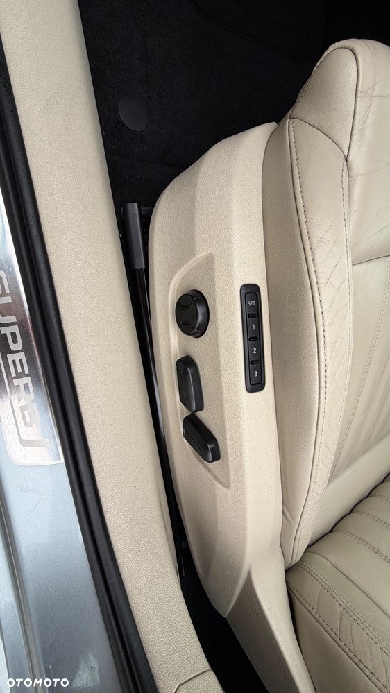 Skoda Superb 2.0 TDI DSG Ambition - 32