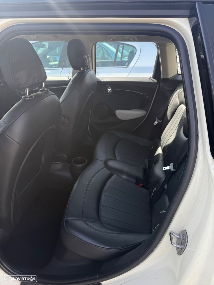 MINI 5 Portas Cooper D Auto - 10