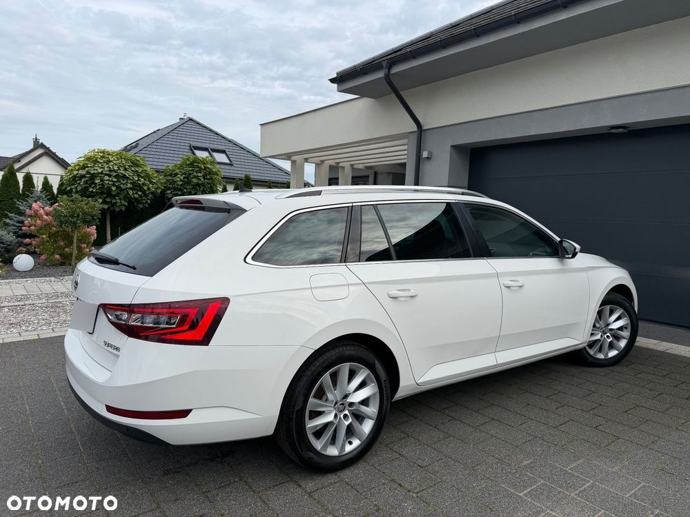 Skoda Superb 2.0 TDI Premium Edition - 11