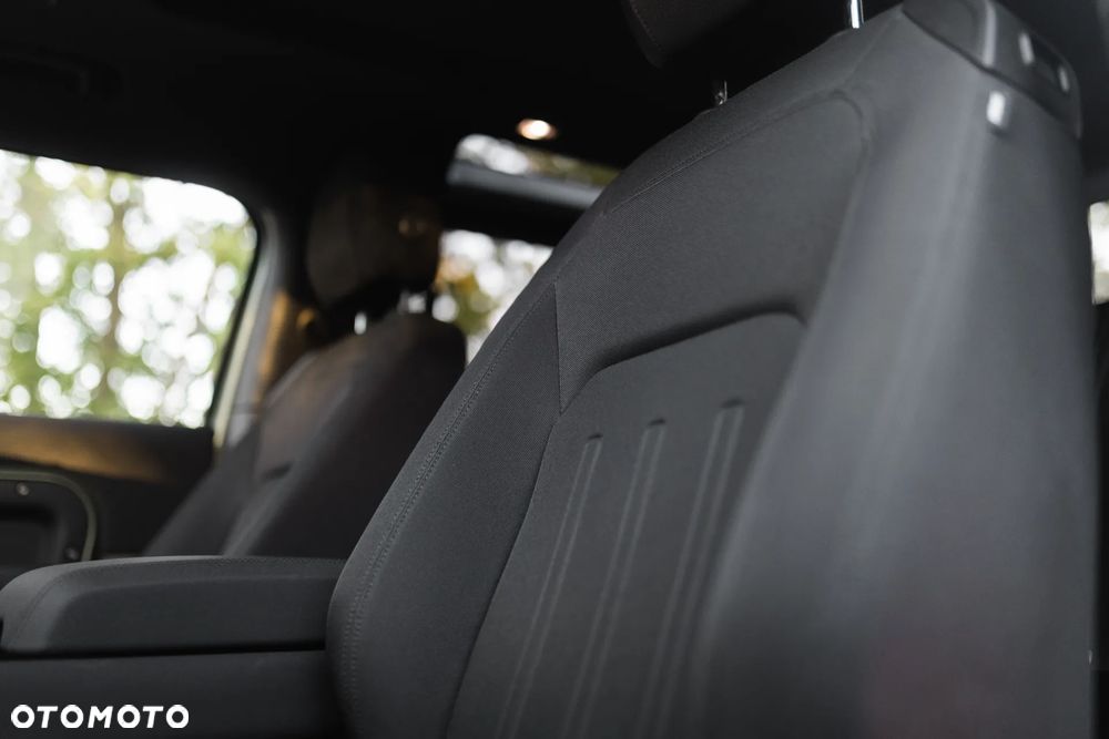 Land Rover Defender 3.0 D200 mHEV - 32