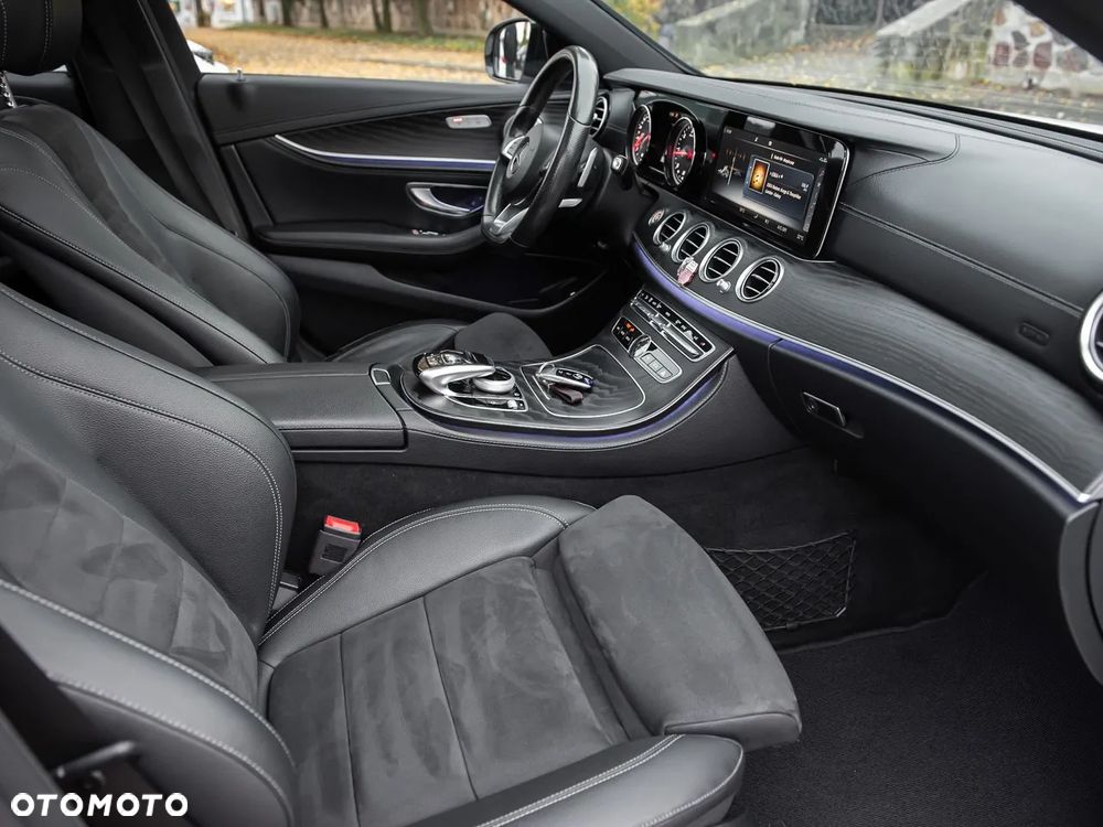 Mercedes-Benz Klasa E 220 d 4-Matic 9G-TRONIC - 34