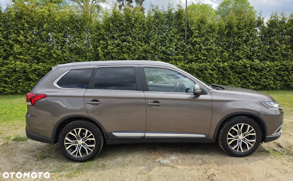 Mitsubishi Outlander 2.0 Instyle + 4WD CVT - 2
