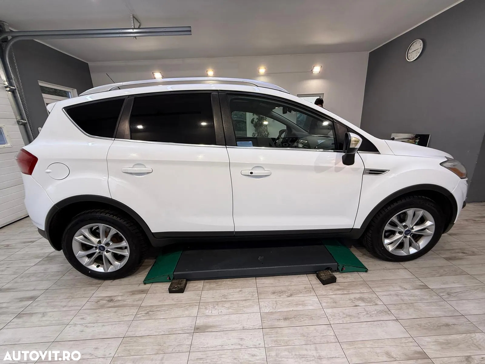 Ford Kuga 2.0 TDCi 4WD Powershift Titanium - 4