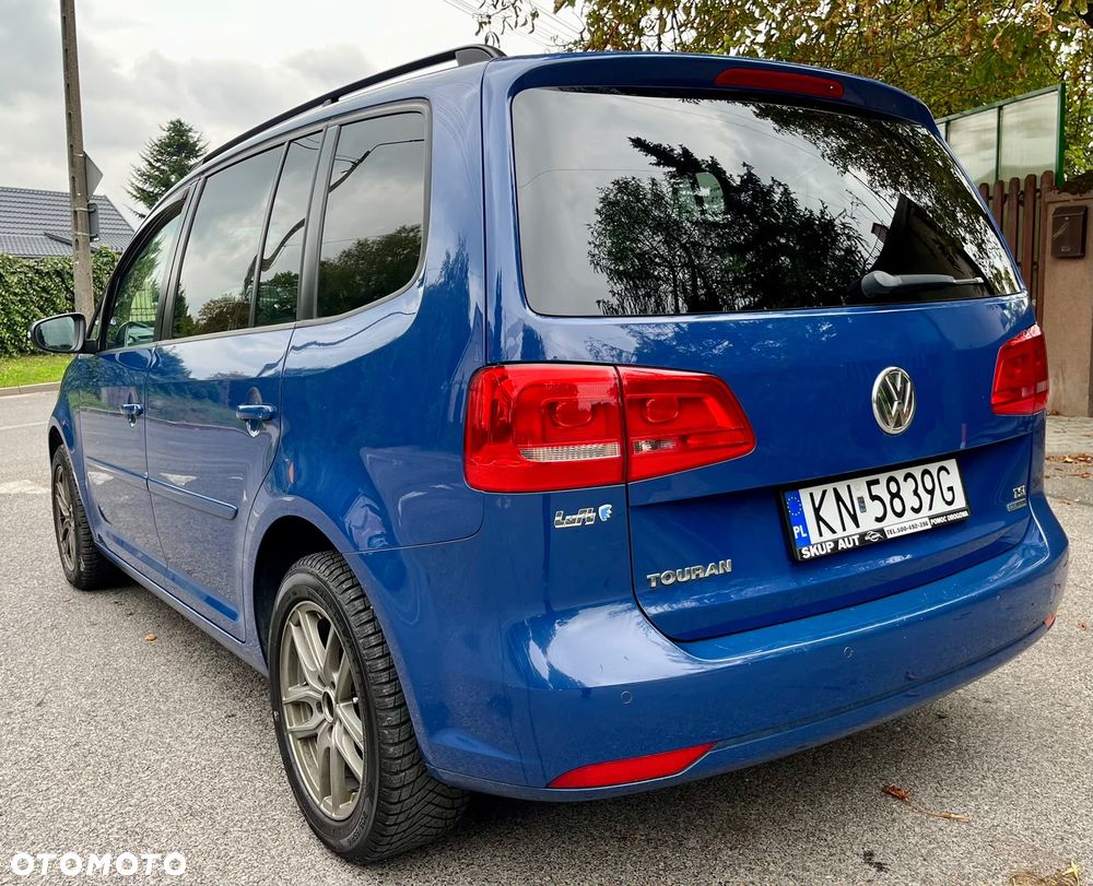 Volkswagen Touran 2011 photo 2