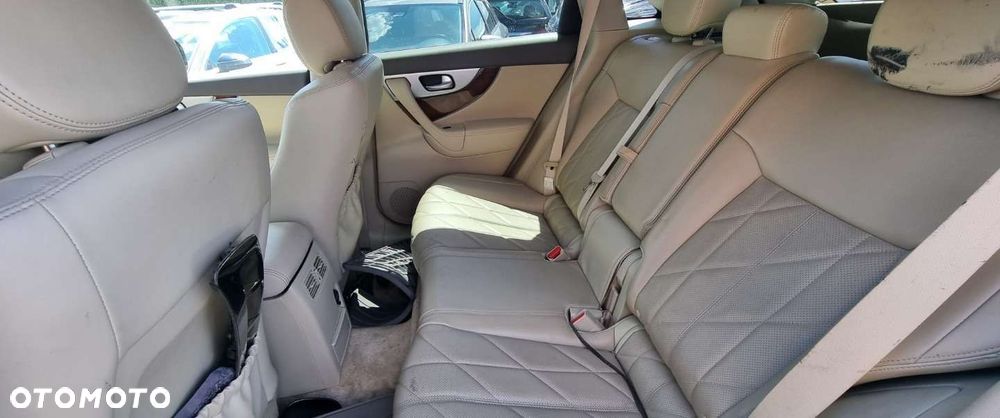 Infiniti QX70 - 10