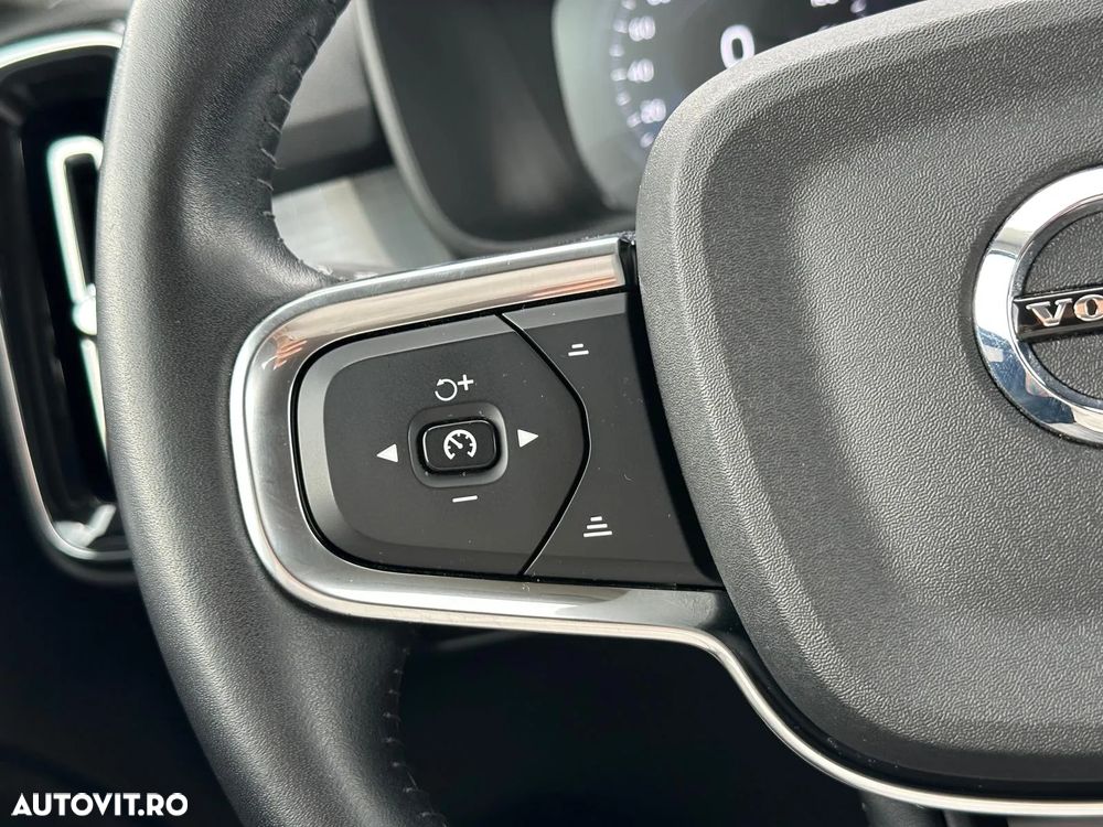 Volvo XC 40 B4 B AWD Geartronic Momentum Pro - 36