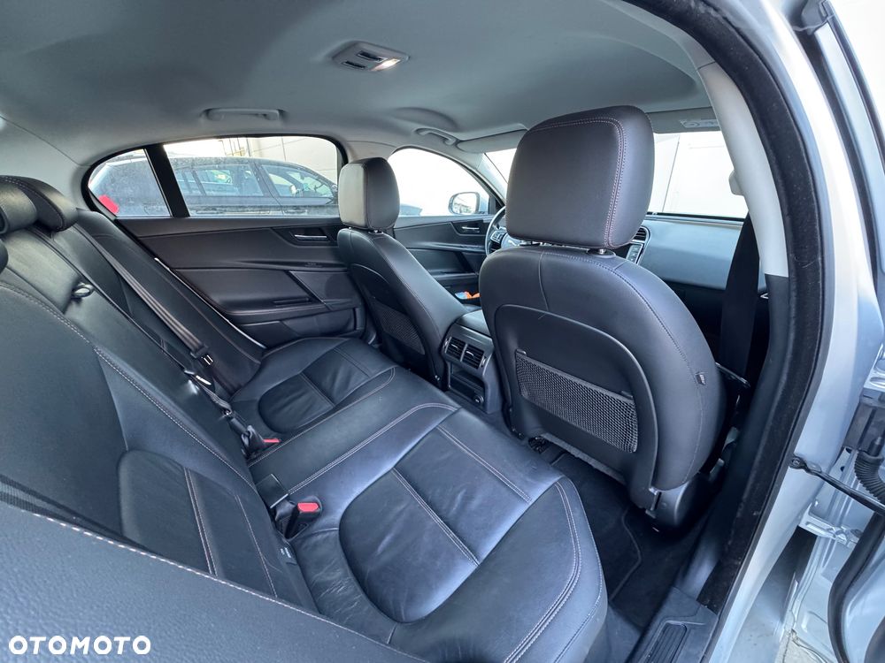 Jaguar XE E-Performance Pure - 9