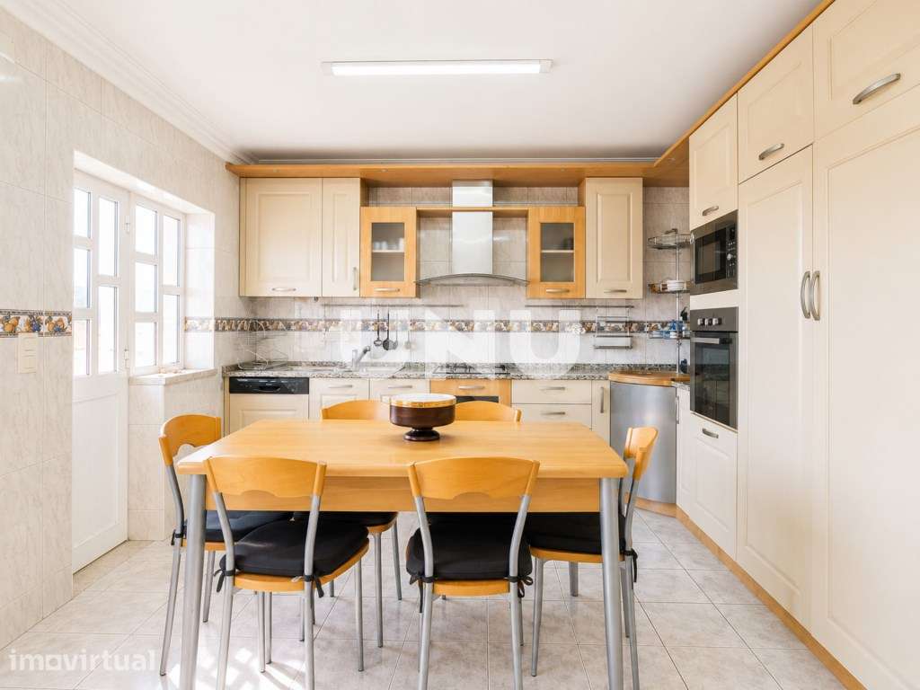 Moradia em Banda T5 com Jardim e Excelentes Áreas | A apenas 5 minu... - Grande imagem: 5/41