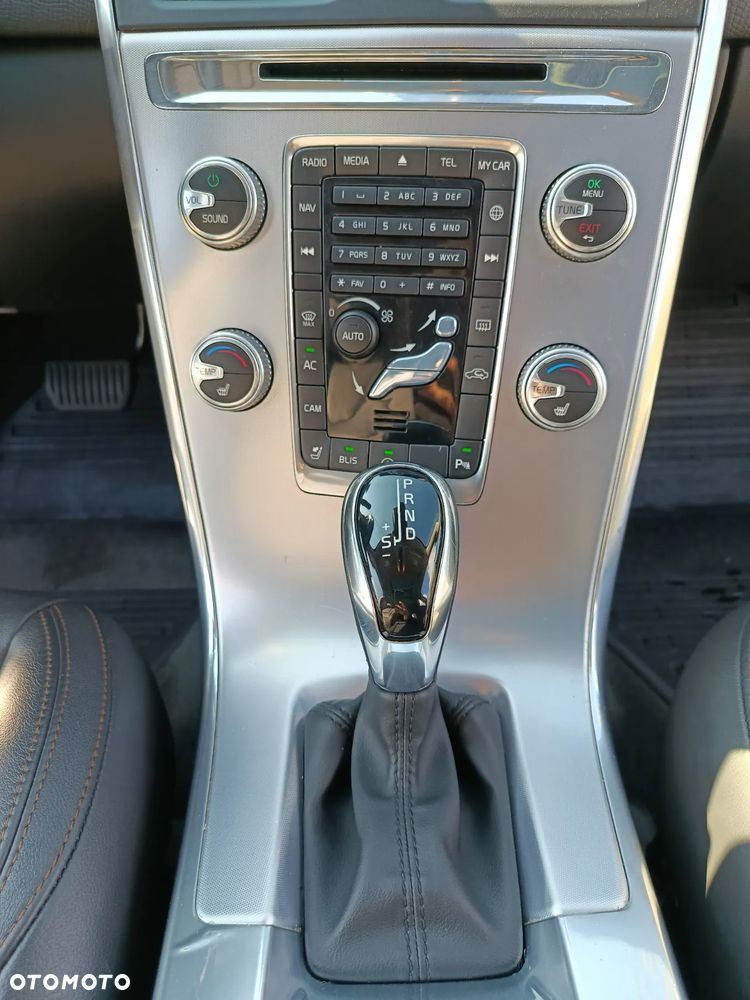 Volvo XC 60 T6 AWD Geartronic Momentum - 8