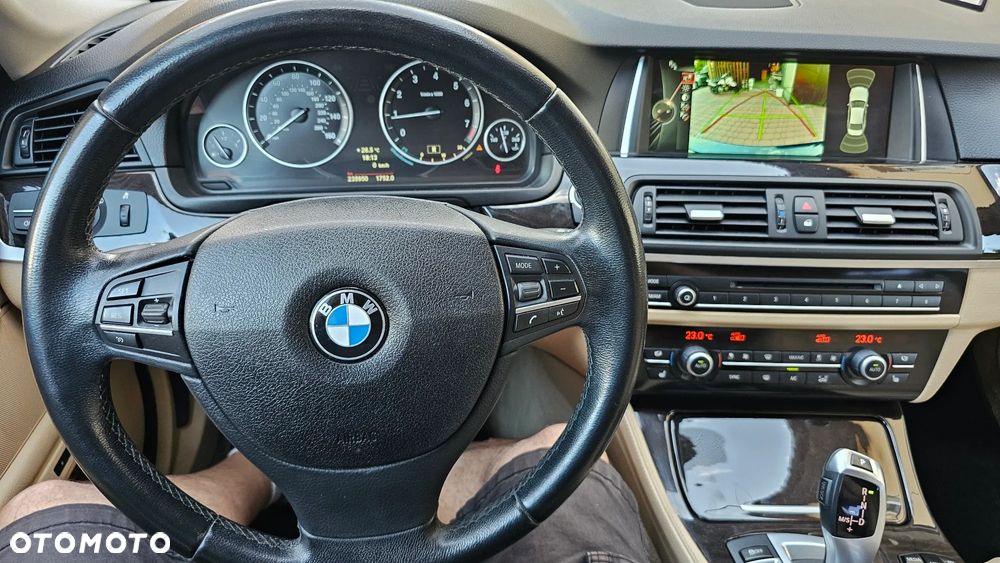 BMW Seria 5 528i xDrive Sport-Aut Luxury Line - 38