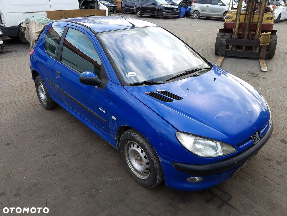 Peugeot 206 I Przed Lift (98-03r.) 1.1B 59KM. Silnik HFX (TU1JP),  HFZ (TU1JP),  10FP6R4102832 Skrzynia 20CP08,  20CP80,  20CF08,  20CFK8,  20CF08,  CP14X60,  CT19X17,  2222S6,  2223HX lakier EGJB.Cały na części. GWARANCJA !!! Przód Tył Zestaw Komplet Drzwi Klapa Zderzak Błotnik Maska Grill Atrapa Szyba Pas Lampa Lusterko Boczki Fotel Kanapa Kokpit Deska Rozdzielcza Przełącznik Włącznik Sterownik Przewody Wiązka Instalacja Moduł Komputer Czujnik Listwa Pompa Alternator Wtryski Głowica Rozrusznik Kompresor Sprzęgło Dwumas Silnik Skrzynia ABS Klimatyzacji Paliwa Wspomagania Kolektor Turbina Przepustnica Zawór Chłodnica Koło Hak Belka Sanki Zawieszenie Mcpherson Półoś Amortyzator Wydech Tłumik Zacisk Most - 5