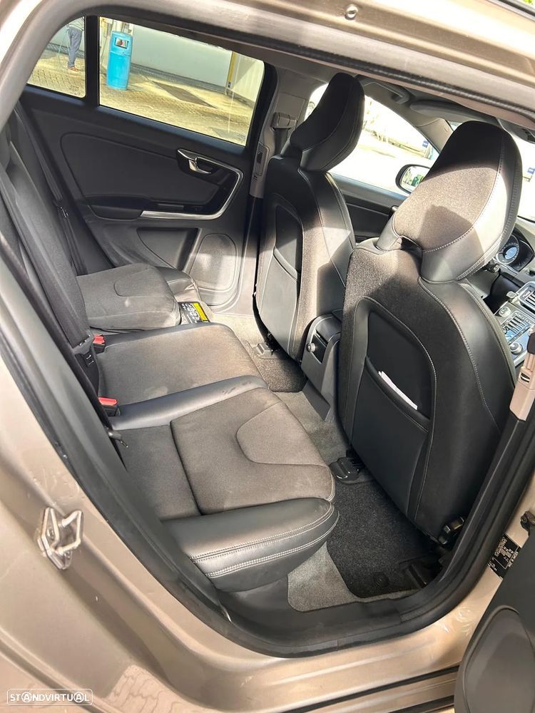 Volvo V60 2.0 D4 Momentum Geartronic - 8