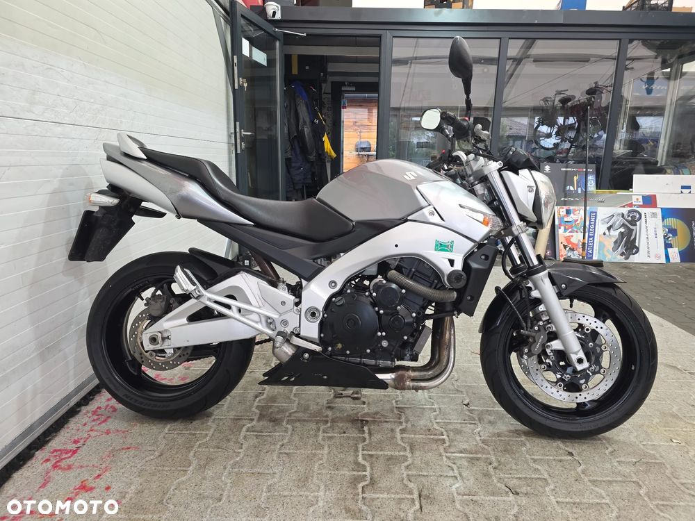 Suzuki GSR - 14