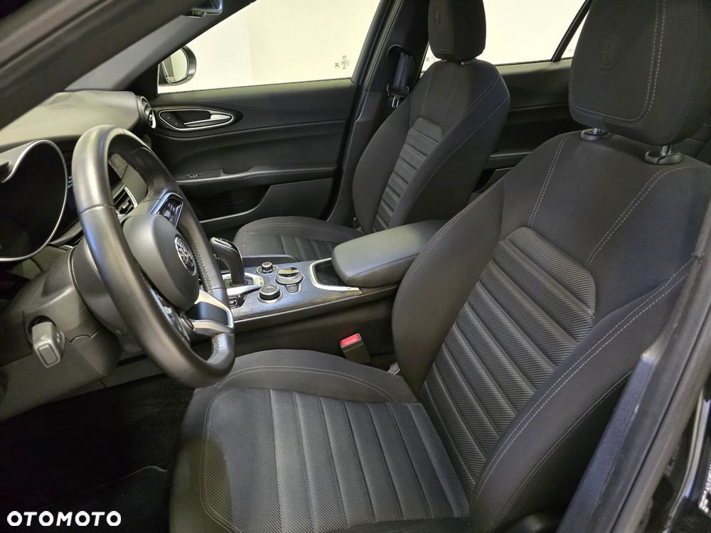 Alfa Romeo Giulia 2.0 Turbo - 11
