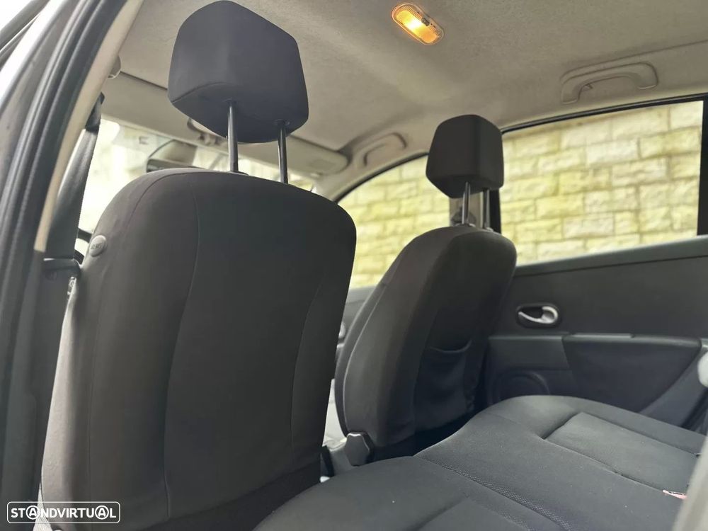 Renault Clio 1.2 16V Confort Authentique - 12