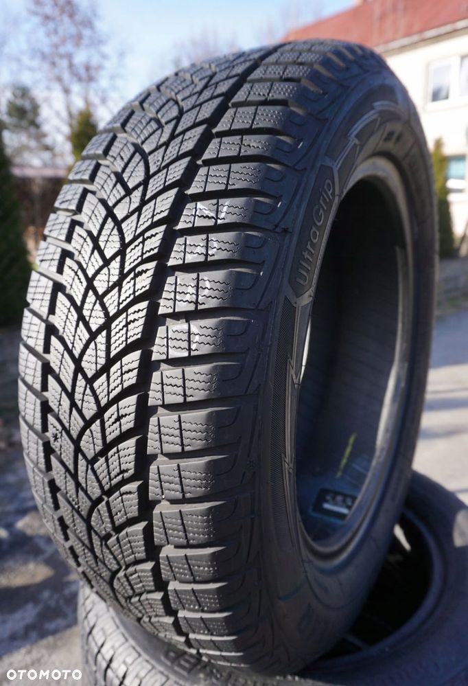Goodyear Ultragrip Performance  215/60R16 99H Z330 - 2