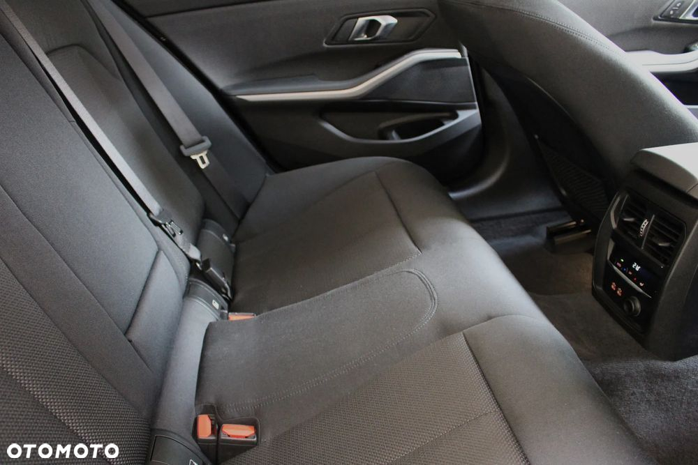 BMW Seria 3 318d Sport Line - 19