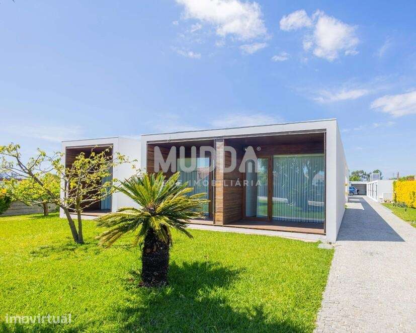 Moradia contemporânea com piscina, horta e uma arquitetura que privile - Grande imagem: 2/57