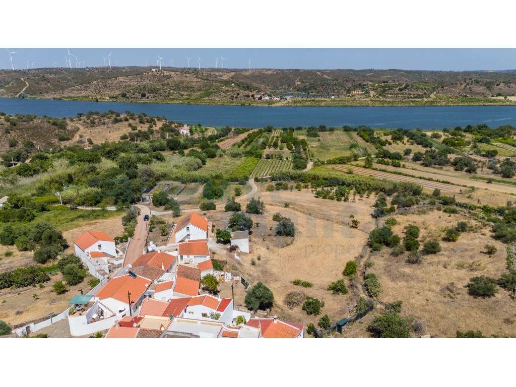 Moradia Térrea com Quintal e Ruína para Recuperação em Almada D'Our... - Grande imagem: 3/15