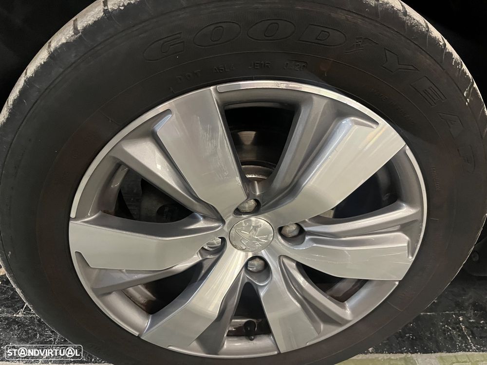Peugeot 2008 1.2 PureTech Allure - 8